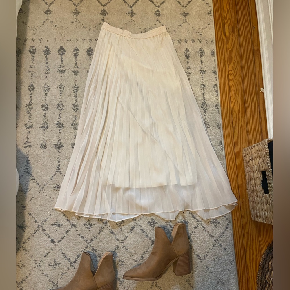 Pleated UNIQLO midi skirt size small